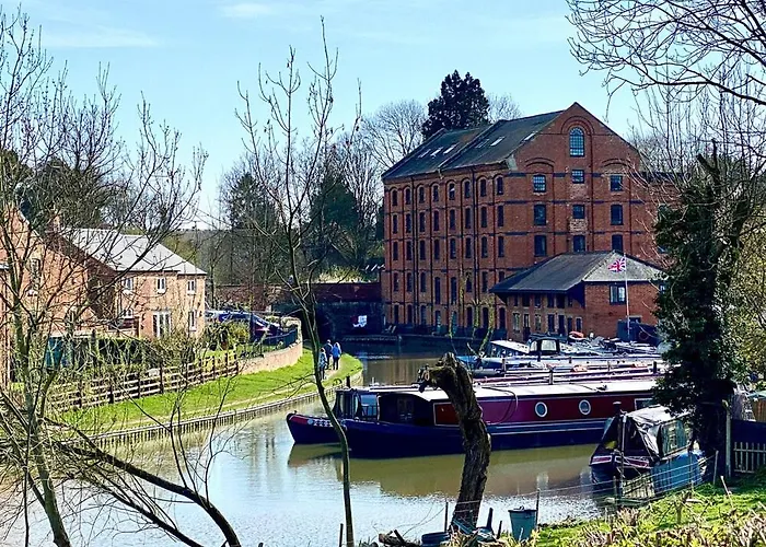 Canal View Cottage With Log Fire & Parking