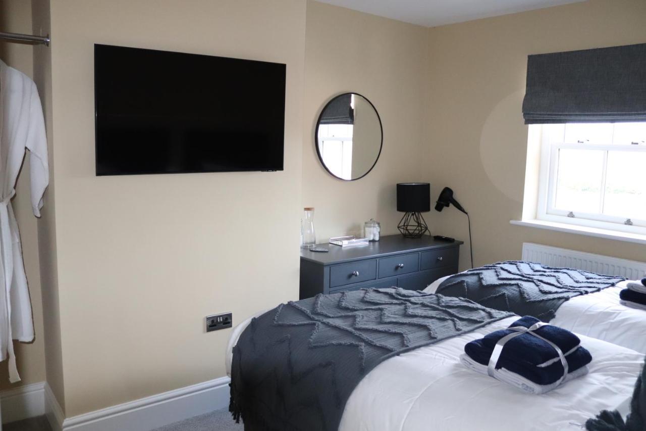Canal View With Log Fire & Parking Holiday home *
