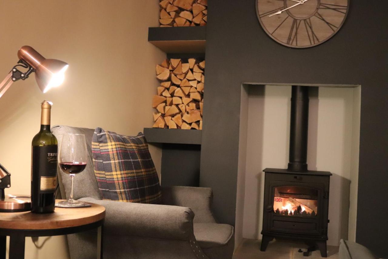 Canal View With Log Fire & Parking Holiday home *