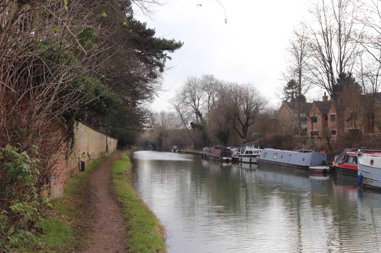 Holiday home Canal View With Log Fire & Parking *