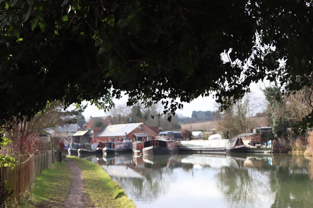Holiday home Canal View With Log Fire & Parking Blisworth