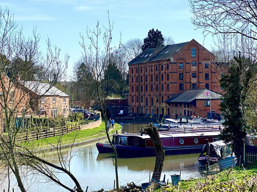 Canal View With Log Fire & Parking Holiday home Blisworth